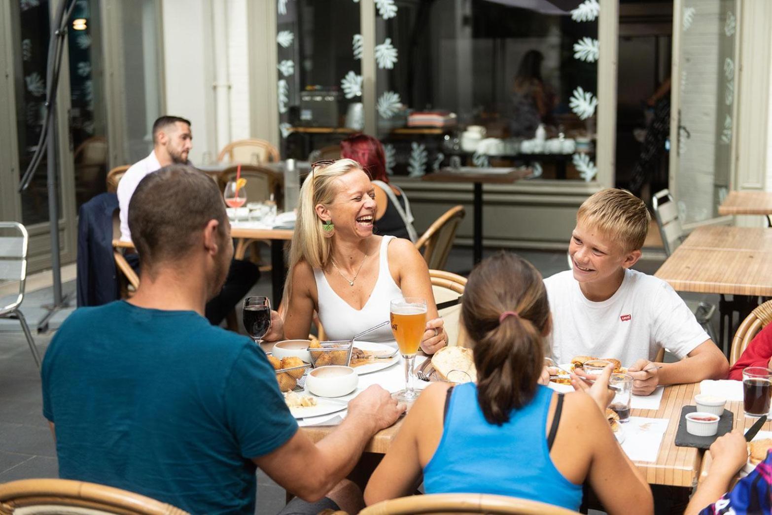Logis - Hostellerie & Restaurant Du Marche Le Cateau-Cambresis Zewnętrze zdjęcie