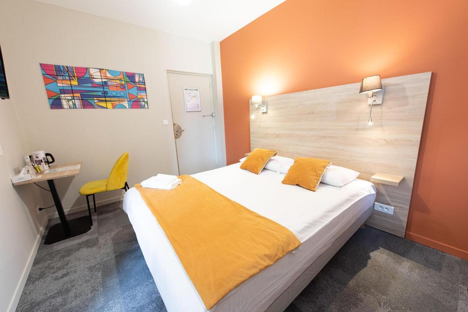 Logis - Hostellerie & Restaurant Du Marche Le Cateau-Cambresis Zewnętrze zdjęcie