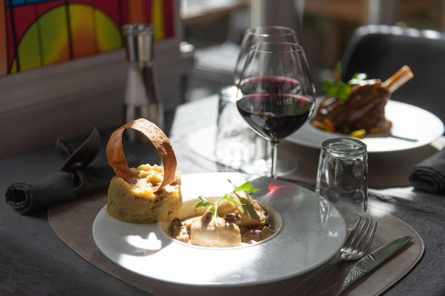 Logis - Hostellerie & Restaurant Du Marche Le Cateau-Cambresis Zewnętrze zdjęcie